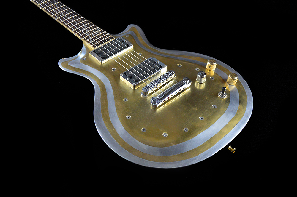 shank-instruments-liuteria-milano-chitarra-ottone-alluminio-brass-aluminium-chitarra-guitar-metal-carved