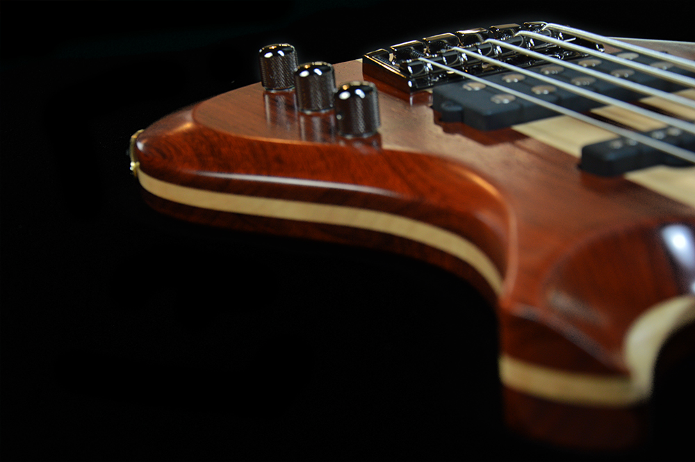 shank-instruments-basso-neck-thru-5-corde-padouk-nordstrand-liuteria-milano-italy-bass-italia basso-elettrico-5-corde-liuteria-milano-neck-thru-padouk-nordstrand