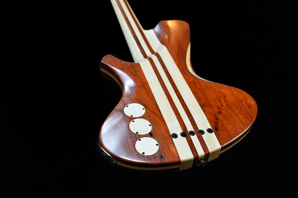 shank-instruments-basso-neck-thru-5-corde-padouk-nordstrand-liuteria-milano-italy-emanuele-D'Alò basso-elettrico-5-corde-liuteria-milano-neck-thru-padouk-nordstrand