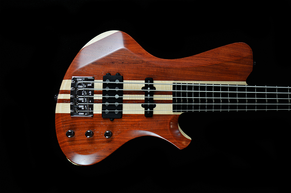 shank-instruments-basso-neck-thru-5-corde-padouk-nordstrand-liuteria-milano-italy-ground-custom basso-elettrico-5-corde-liuteria-milano-neck-thru-padouk-nordstrand