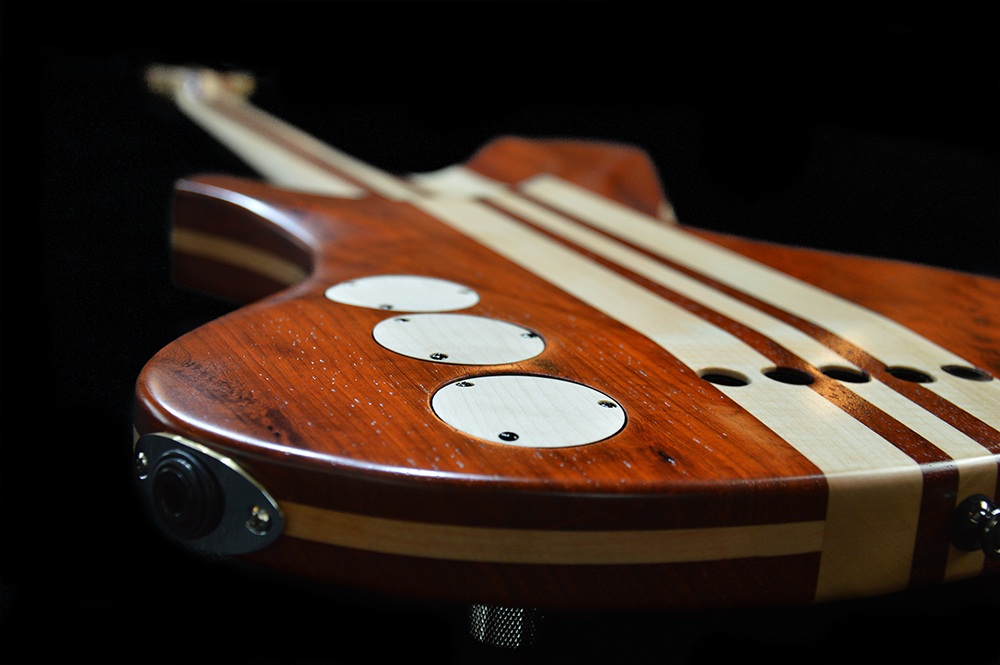 shank-instruments-basso-neck-thru-5-corde-padouk-nordstrand-liuteria-milano-italy-luthier-artisan basso-elettrico-5-corde-liuteria-milano-neck-thru-padouk-nordstrand
