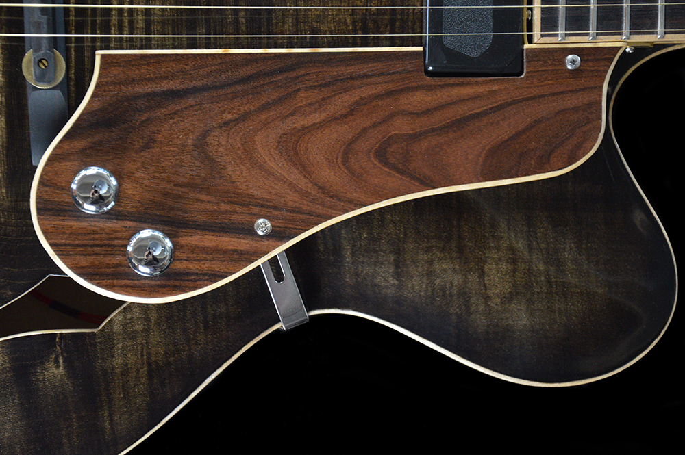 Shank-Instruments-chitarra-archtop-jazz-liuteria-milano-acero-marezzato-massello-carvatura-a-mano