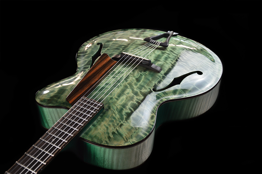 chitarra-archtop-jazz-corde-nylon-shank-instruments-emanuele-d'alò-liuteria-milano-massello-acero-fiammato-strumento-fatto-a-mano