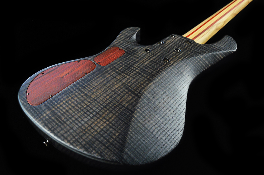 shank-instruments-basso-elettrico-5-corde-liuteria-milano-frassino-marezzato-manico-laminato