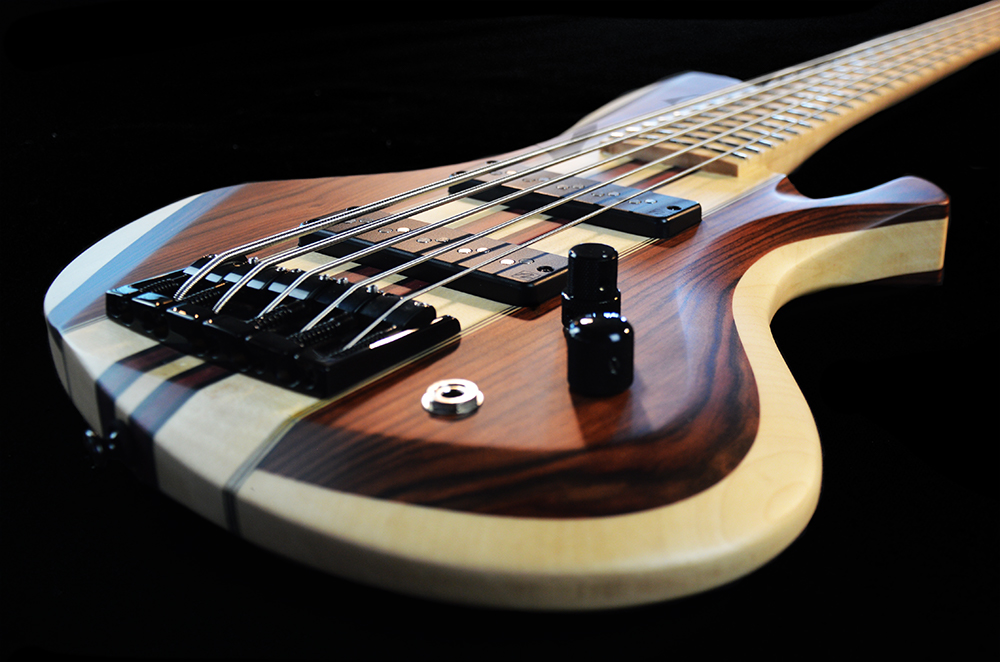 shank-instruments-basso-elettrico-liuteria-milano-neck-thru-5-corde-padouk-acero-amaranto
