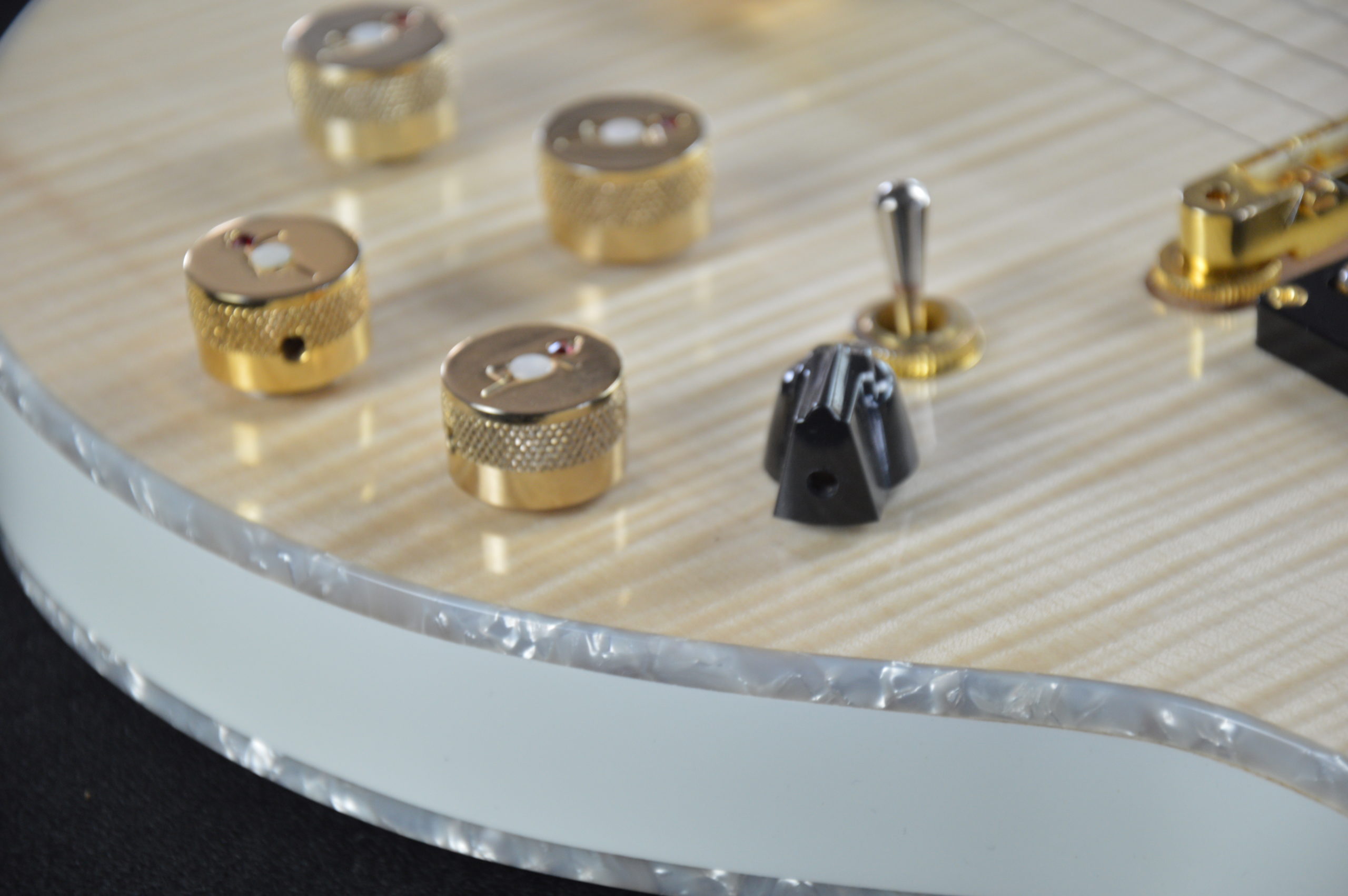 shank-instruments-339-gibson-acero-fiammato-liuteria-milano-binding-madreperla