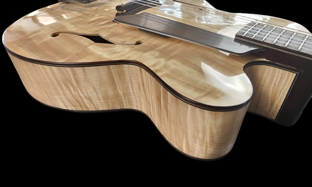 shank-instruments-chitarra-archtop-jazz-corde-nylon-liuteria-acero-fiammato