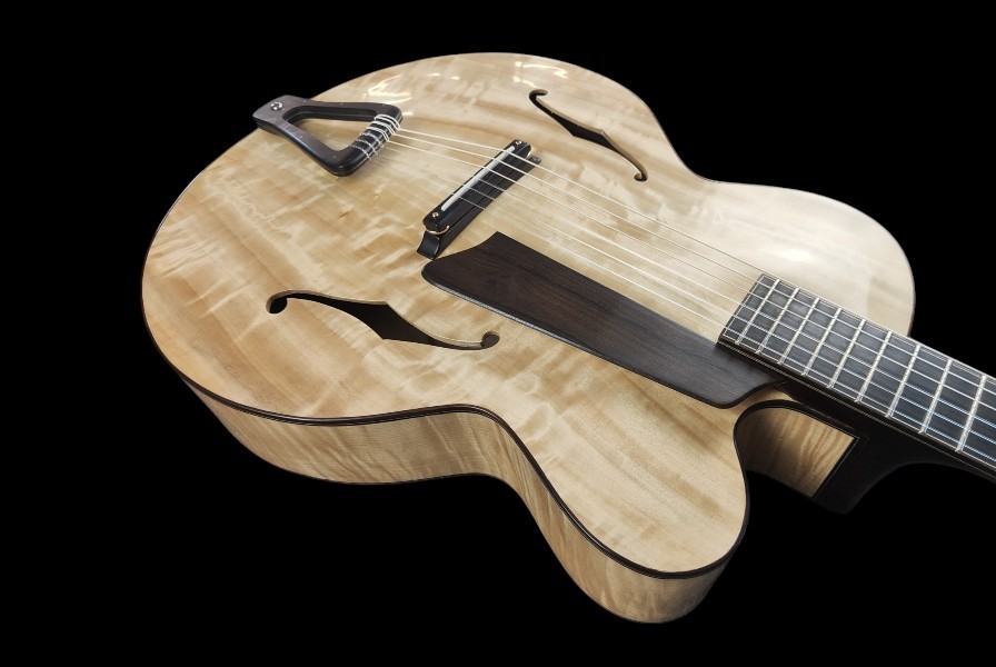 shank-instruments-chitarra-archtop-jazz-corde-nylon-liuteria-massello