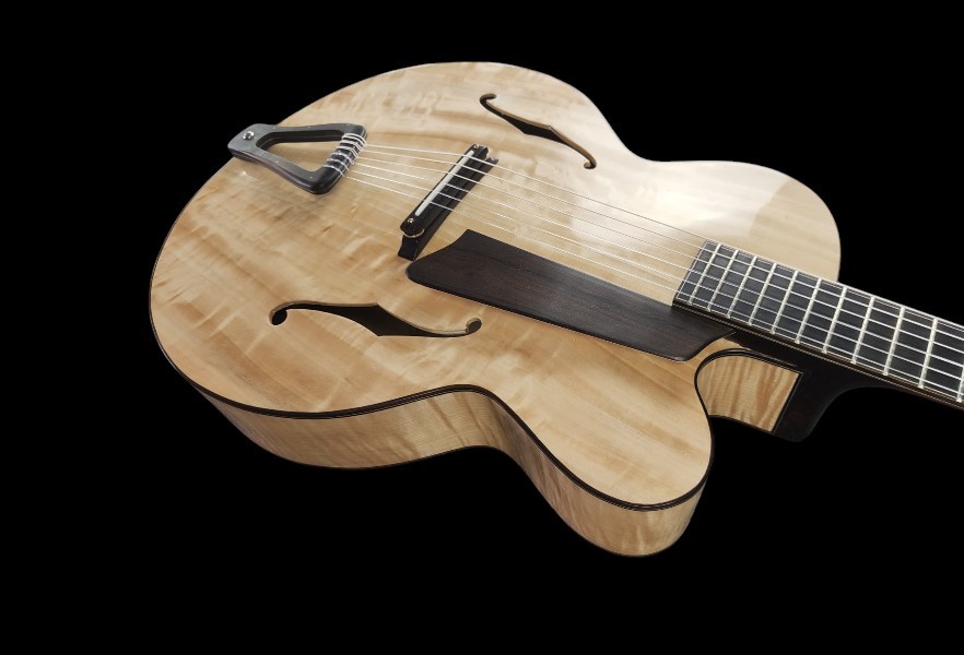 shank-instruments-chitarra-archtop-jazz-corde-nylon-liuteria-pioppo-figurato