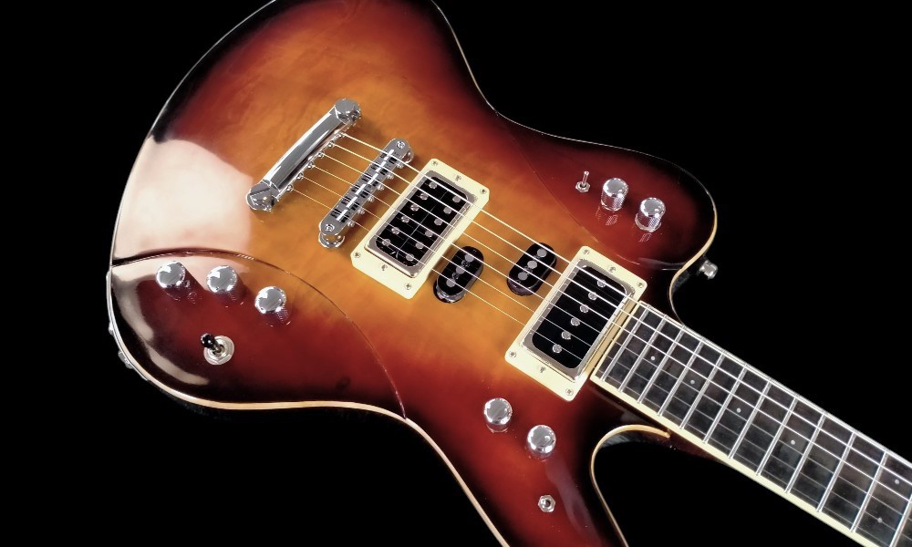 shank-instruments-milano-chitarra-elettrica-framus-panthera-replica-emanuele-D'Alò-cherry-sunburst