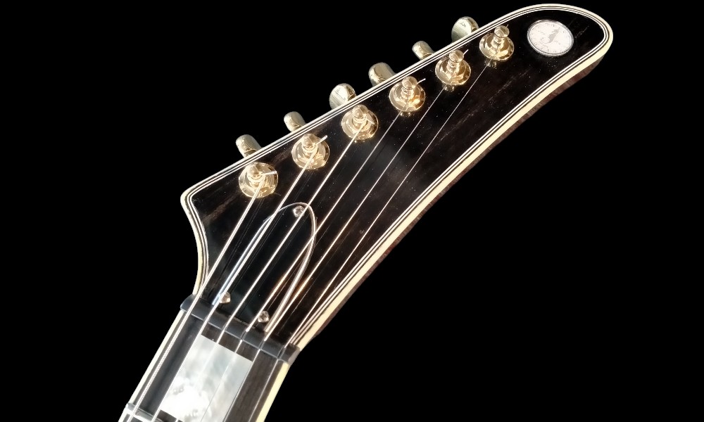 shank-instruments-milano-gibson-explorer-liuteria-acero-fiammato-vendita-chitarra-boutique